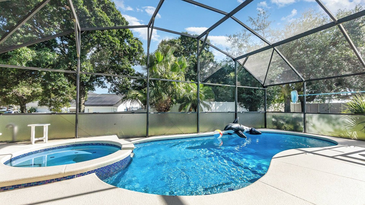 Orange Tree House | Spacious 5BR Villa w/South-Facing Pool, Spa & Game Room Near Disney
