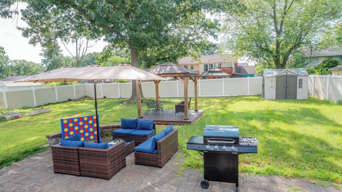 Friendly House | Spacious 5BR w/Private Fenced Backyard Near Nat'l Harbor, MGM & D.C.