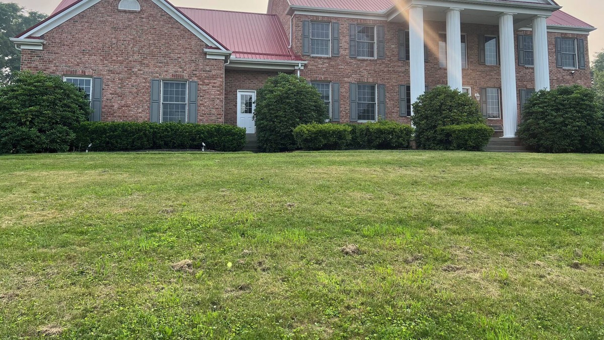 Butler House | Spacious 6 bed 6 bath home in Butler PA on a golf coarse. Family friendly