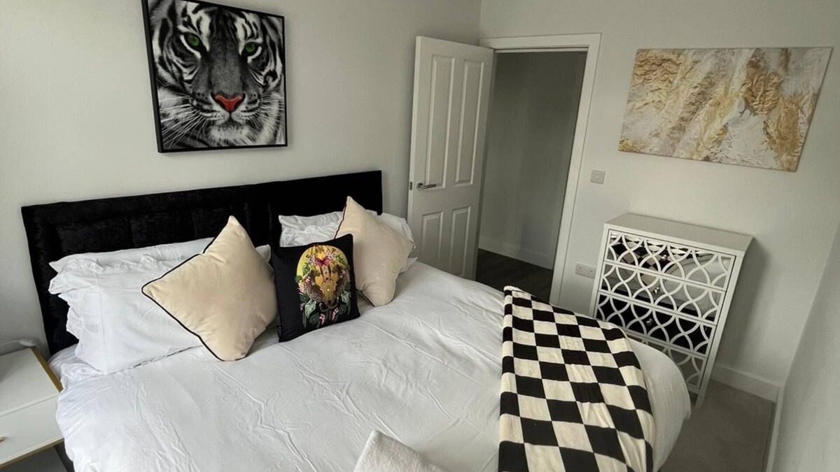 Edgware Apartment | Spacious 6-Bed Home with 4 Baths in Manor Park