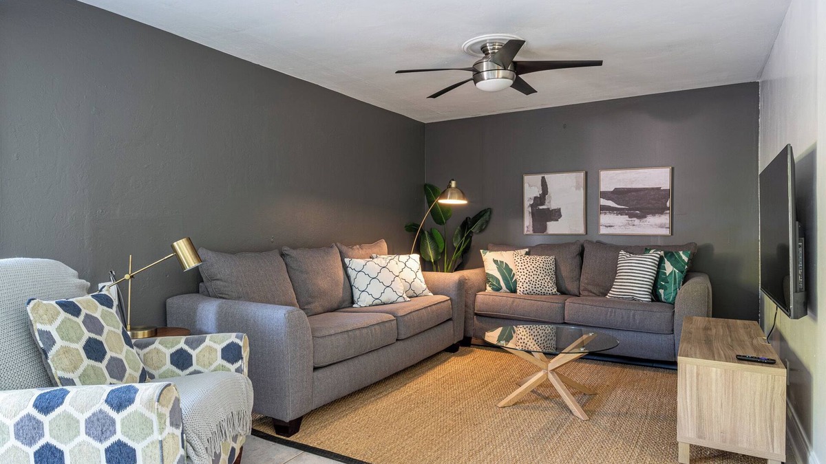 Lake Ridge Villa | Spacious 6-bedroom villa Tropical Retreat for 12 - Pool - BBQ in Fort Lauderdale