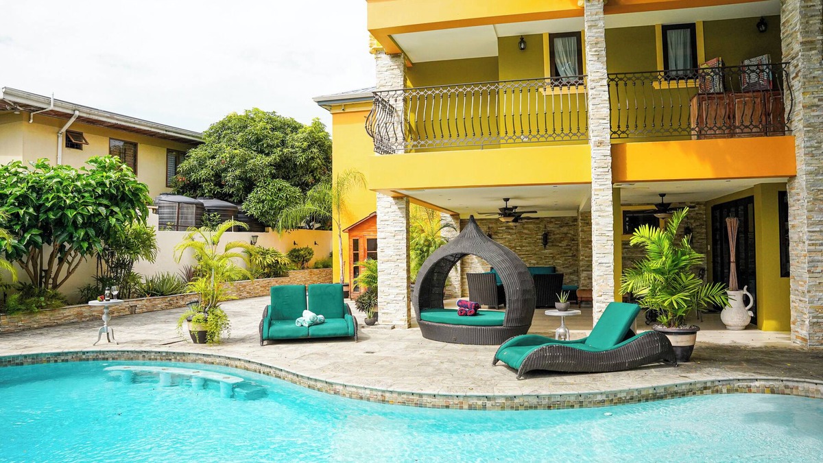 Saint James House | Spacious 6-bedroom house in Federation Park Port of Spain with AC, WiFi