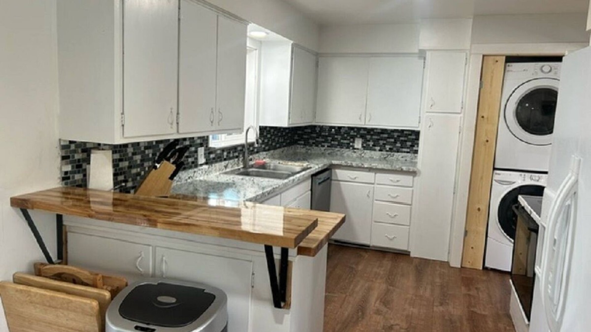 Lewiston House | Spacious 6-bedroom, 2 kitchens, 2 living, 2 dining, 2 laundry. Bring the crew