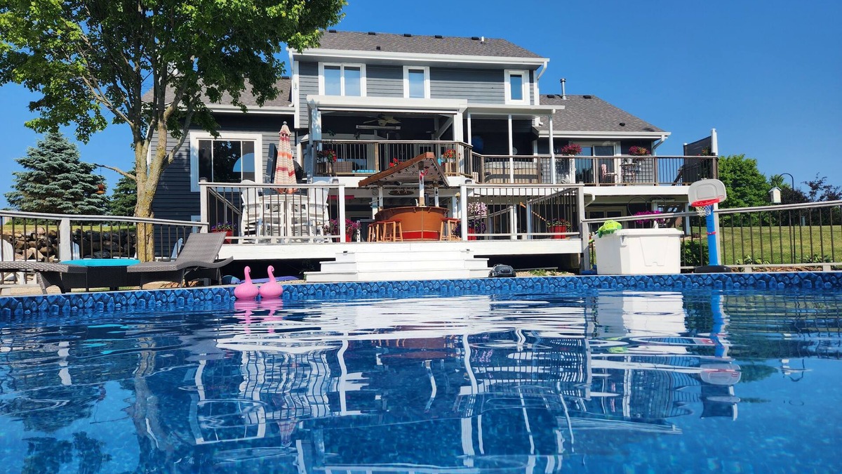 Hartford House | Spacious 6-bedroom 4 bathroom house in marvelous Hartford with pool and hot tub!