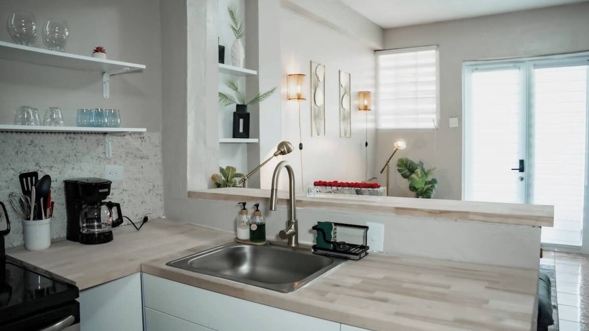 Catano Apartment | Spacious 6-bedroom 4-bath w. 2 King Beds in Vibrant Catano Ferry to Old San Juan