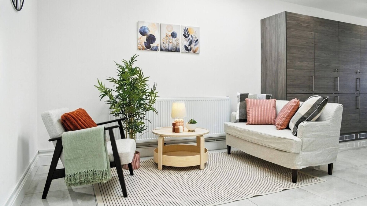 Walsall House | Spacious 6-Bedroom/6-Bathroom Stay in Bloxwich