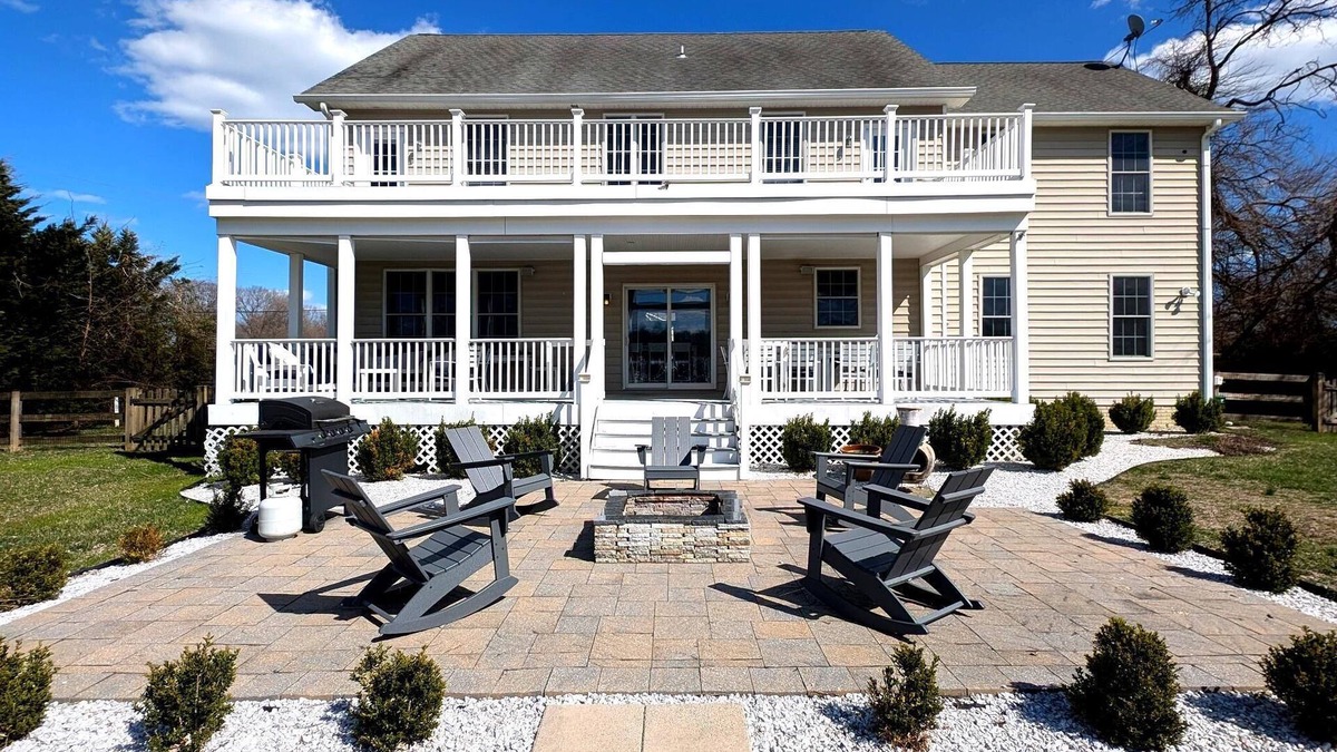 Shady Side House | Spacious 6-bedroom country house on the water in beautiful Shady Side with WiFi