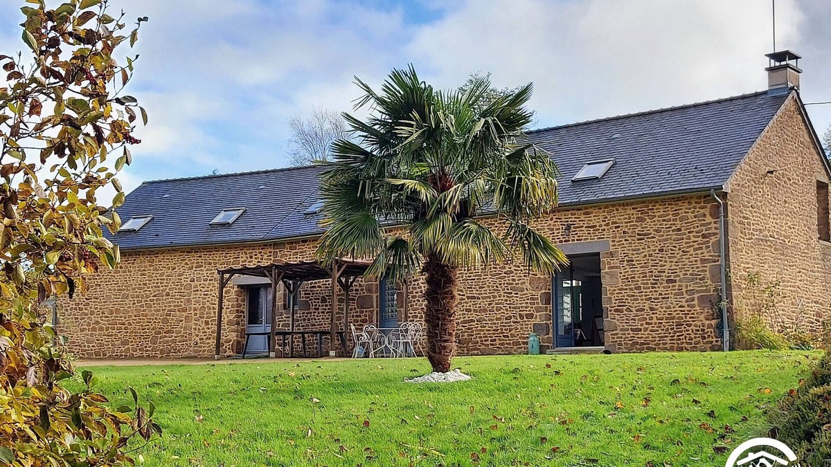 Carelles Cottage | Spacious 6-Bedroom Cottage with Fishing Pond, Games & Garden - Sleeps 12-15