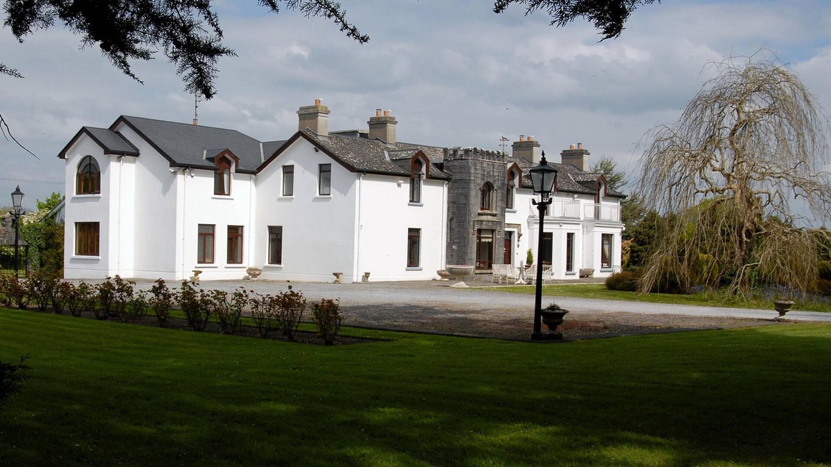 Roscoe Villa | Spacious 6-bedroom country house in charming Galway.