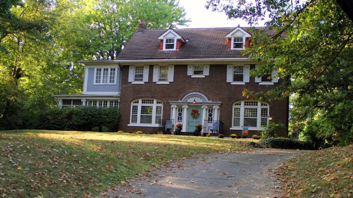 Tyler Park House | Spacious 6-bedroom house with AC and WiFi in Louisville's Highlands neighborhood