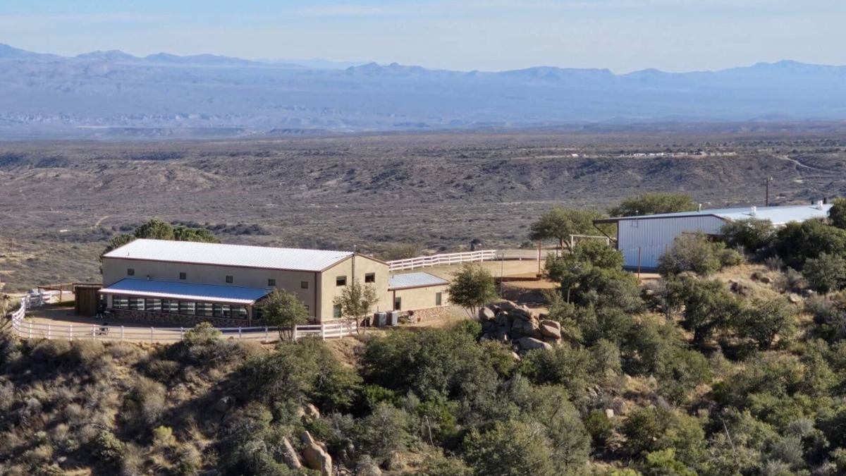 Oracle House | Spacious 6-bedroom hilltop cabin in tranquil Oracle