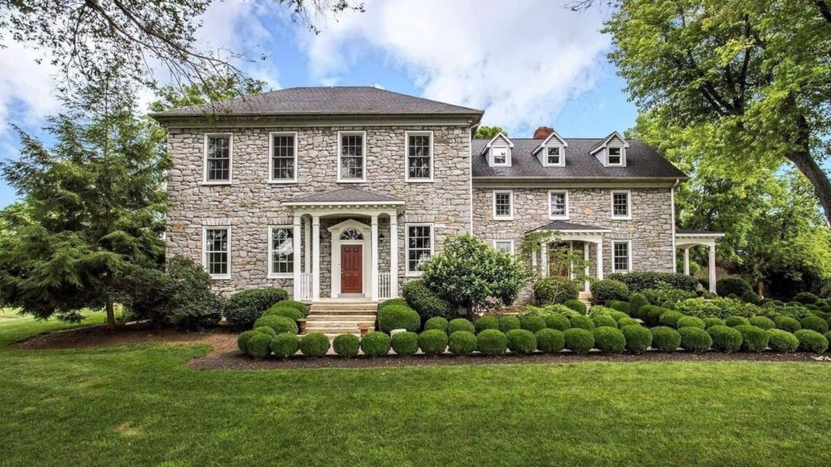 St. James House | Spacious 6-bedroom Historic Estate in Tranquil but Convenient Location