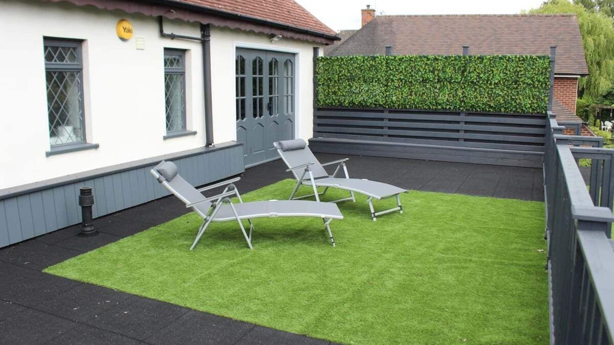 Nuneaton House | Spacious 6 bedroom home with outdoor dining area