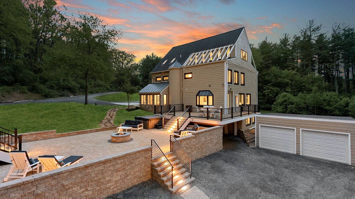 Hamilton House | Spacious 6-bedroom house in charming Waterford on 10 acres & Entertainment Room