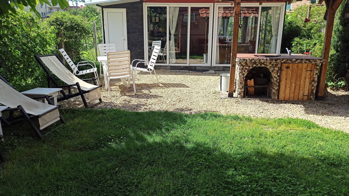 Pomorie House | Spacious 6-bedroom house with AC and WiFi in Pomorie, 5 min walk to the beach.
