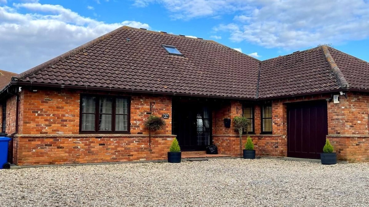 Bedford House | Spacious 6-bedroom house in charming Bedford with WiFi