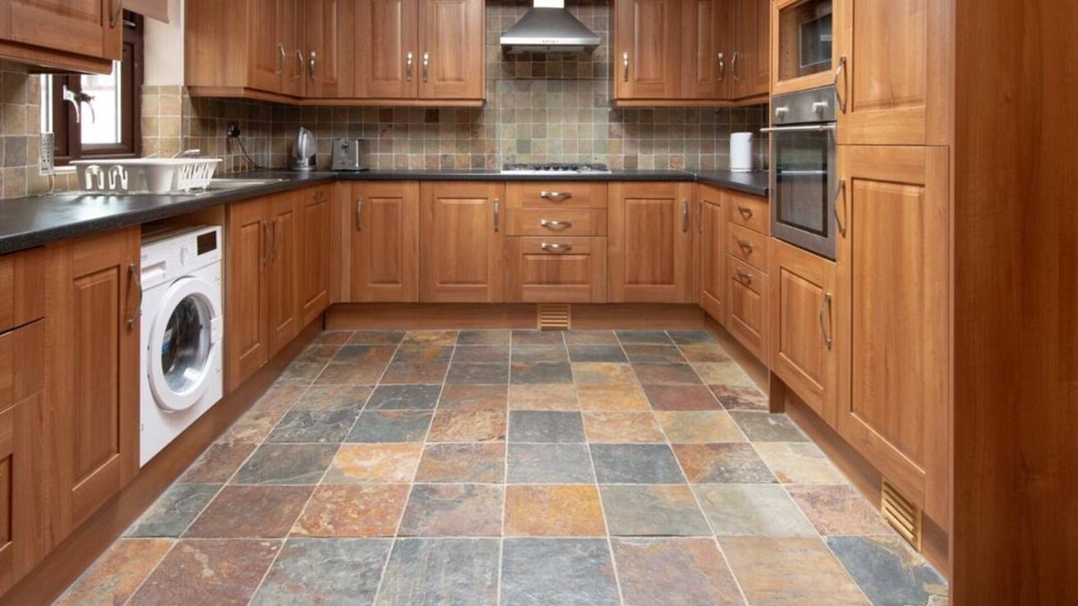 Kidbrooke with Hornfair House | Spacious 6 Bedroom House in Wricklemarsh, London