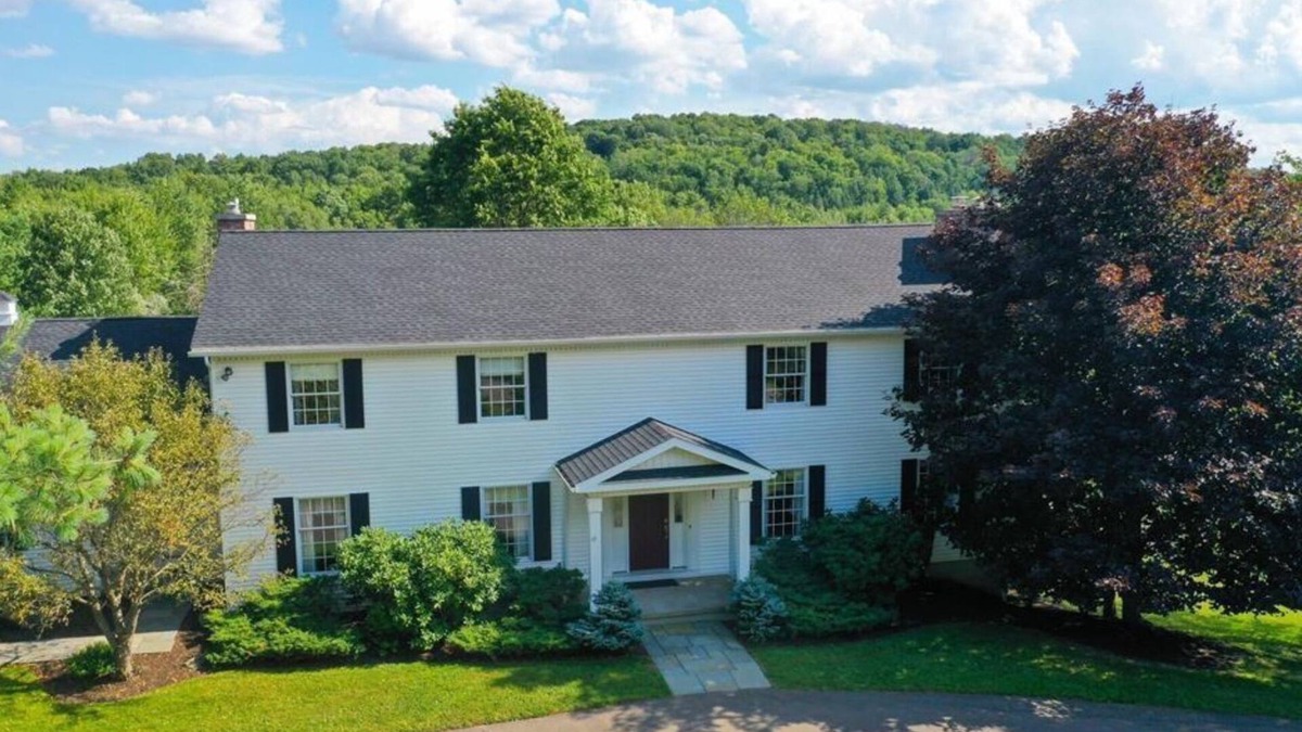 Vestal House | Spacious 6-bedroom house with AC, fitness room, pool, WiFi in charming Vestal