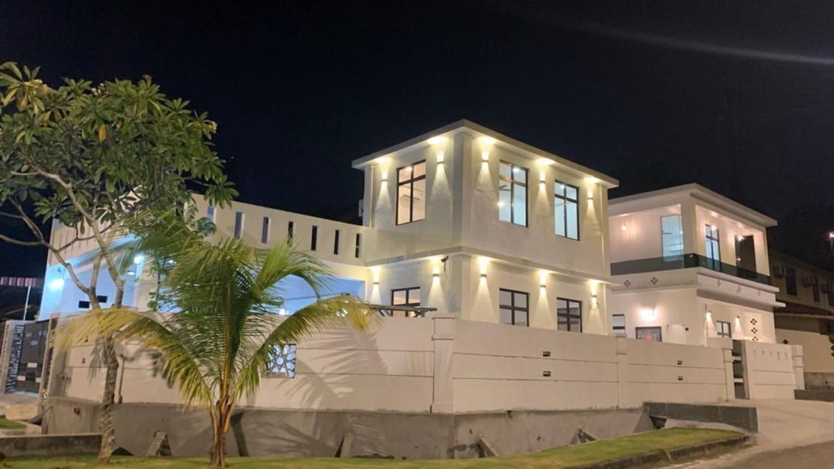 Johor Bahru House | Spacious 6-bedroom house in brilliant Johor Bahru with AC