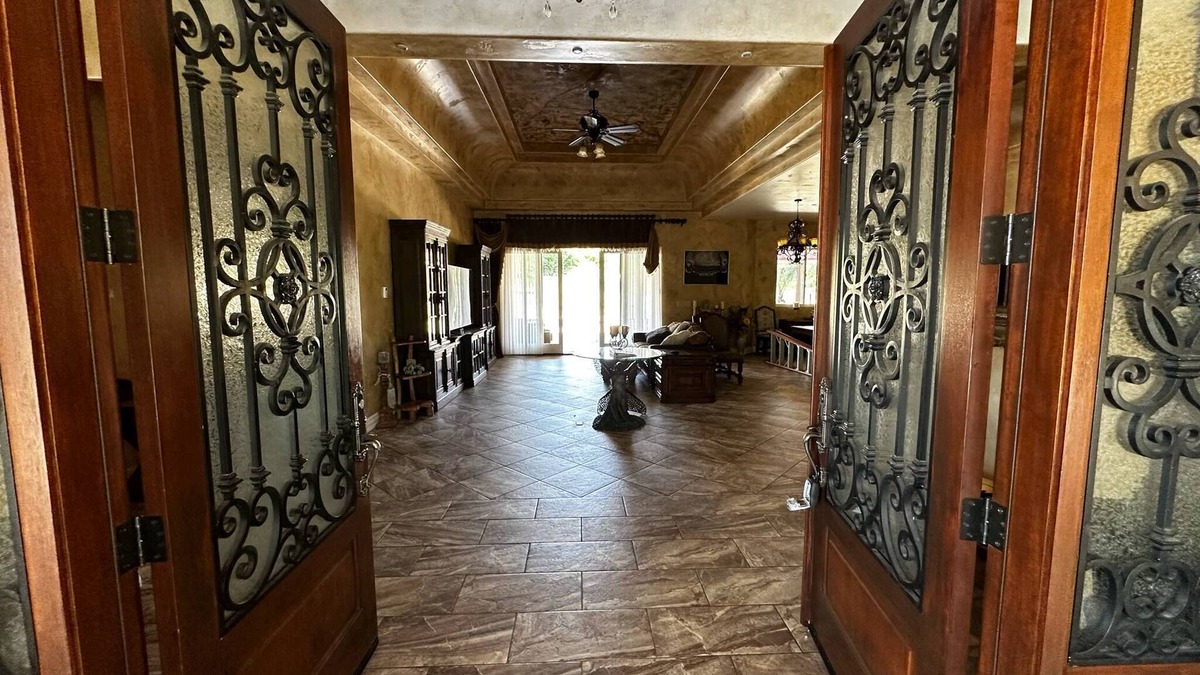 Lakeport House | Spacious 6-bedroom Tuscan style on 18 acres in Lakeport with WiFi, Pool, Gated.
