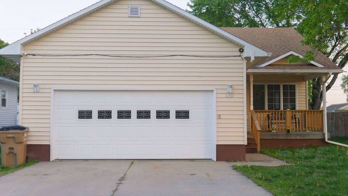 Grand Island House | Spacious 6-bedroom house in Grand Island. Centrally located home.