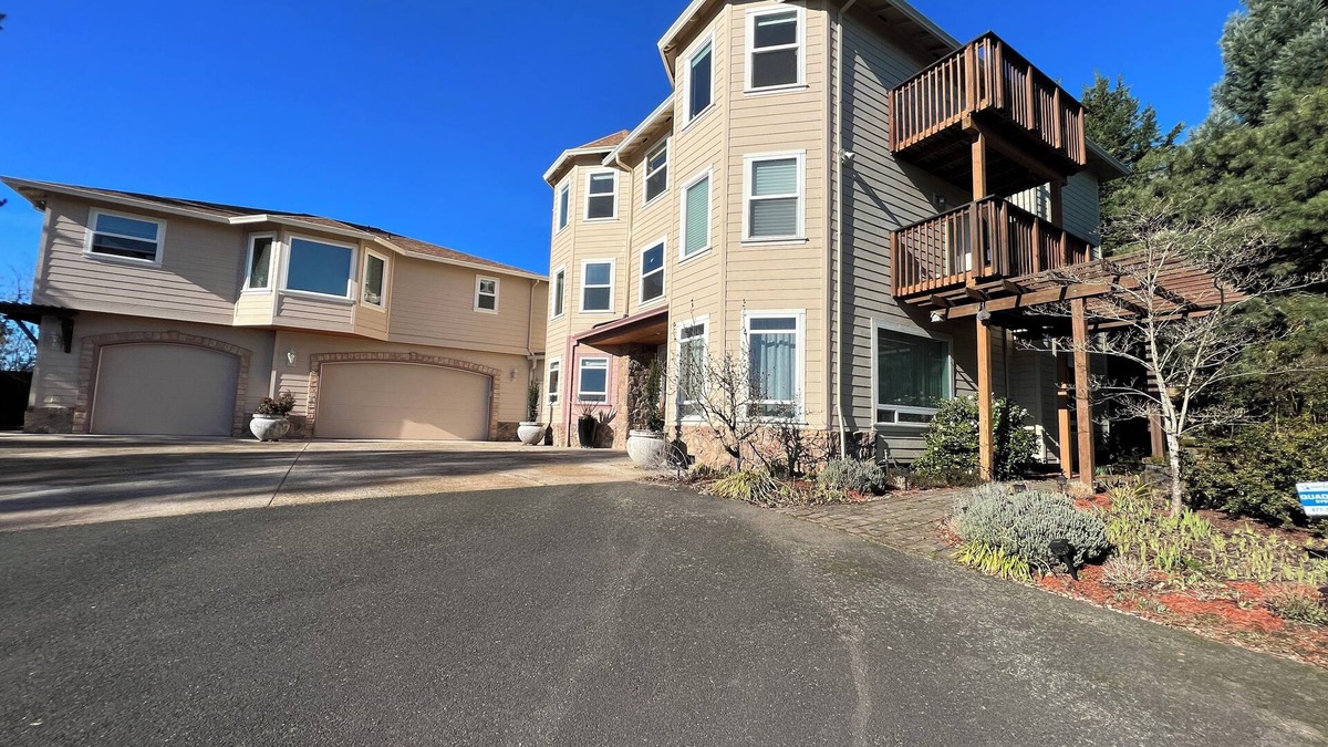 Sunnyside House | Spacious 6-bedroom house with AC, fitness room in gated delightful Happy Valley