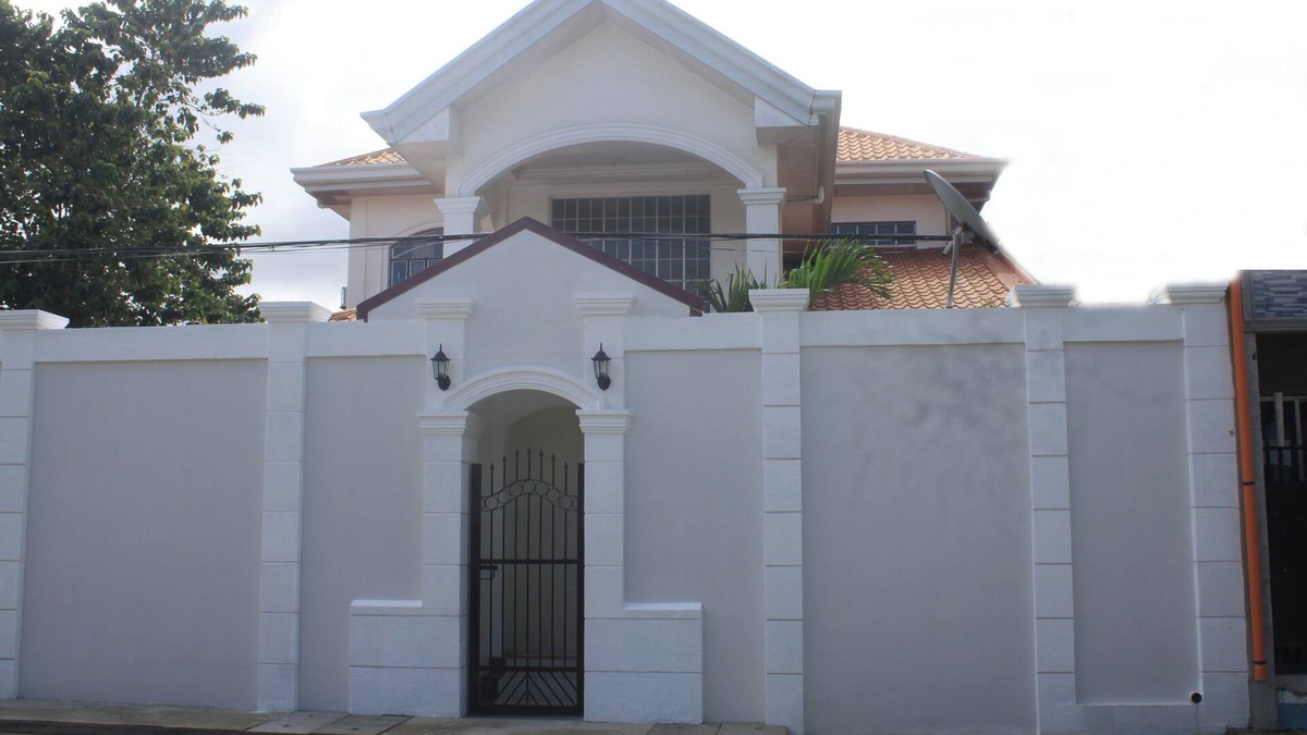 Amambucale Villa | Spacious 6 bedroom villa in charming Palompon, the gateway to Kalanggaman Island