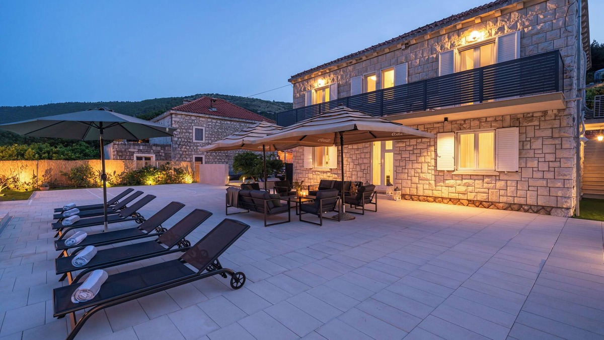 Komolac Villa | Spacious 6-bedroom villa in lovely Komolac with WiFi, AC