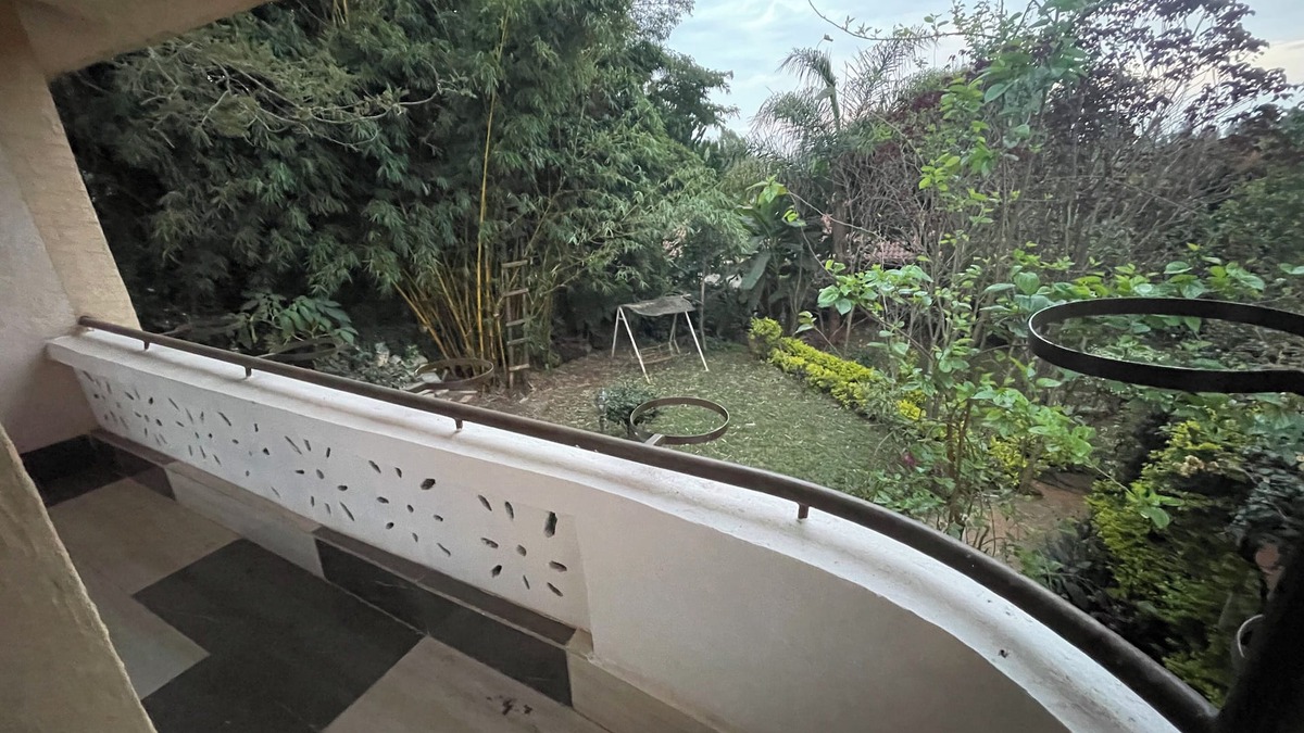 Nairobi House | Spacious 6 Bedroom Villa With Private Garden & Swimming Pool