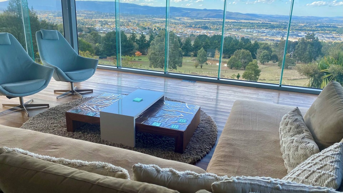 Gisborne House | Spacious 6-BR Retreat with Breathtaking Views in Macedon Ranges