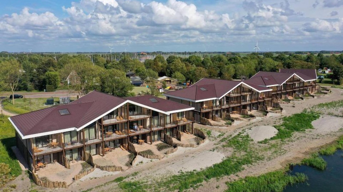 Workum Apartment | Spacious 6-person apartment with sauna, bathtub, and IJsselmeer view. Perfect for families or friends by the water.