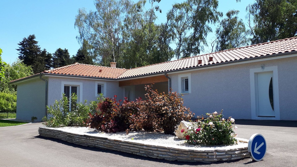 Montluel Cottage | Spacious 6-person gîte in a quiet, leafy setting.