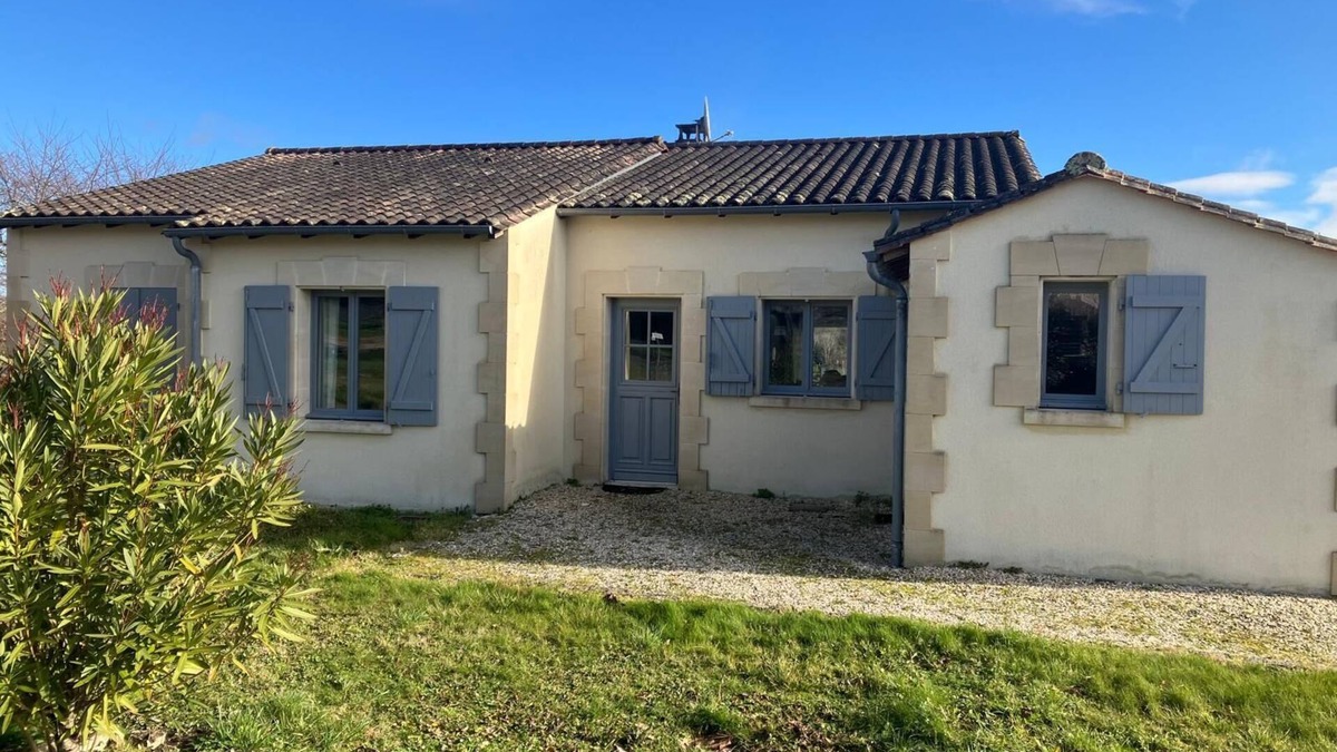 Chalais Villa | Spacious 6-person ground floor villa with pool, garden & Chalais chateau views.