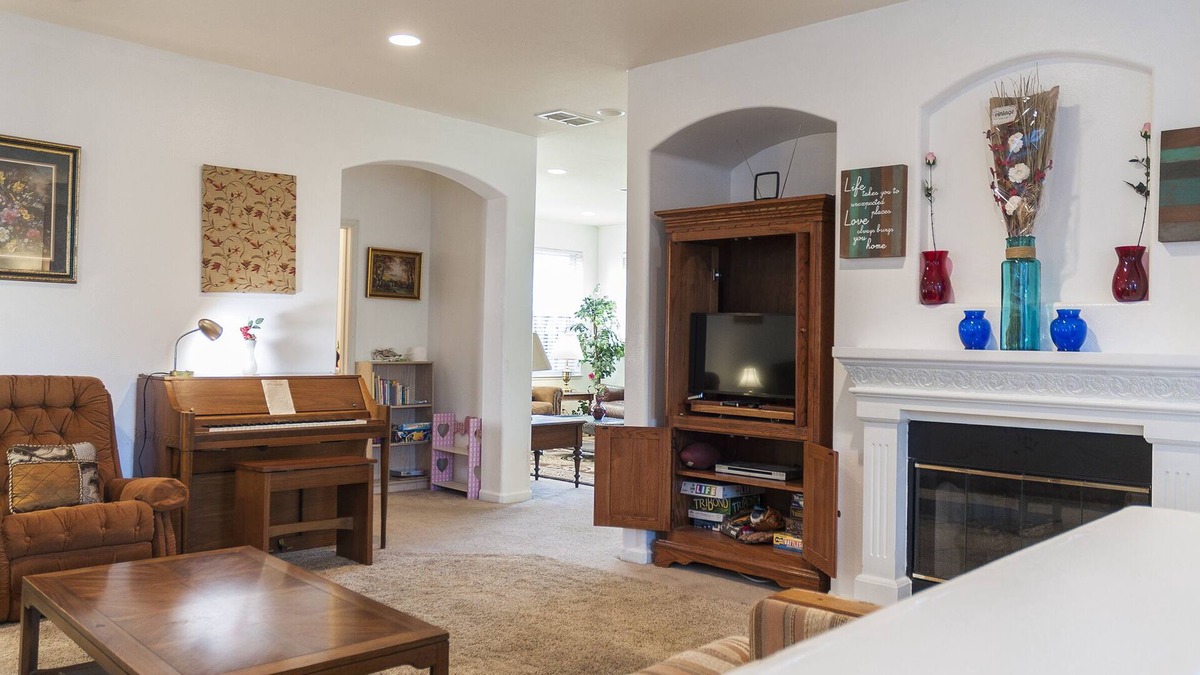Roosevelt House | Spacious 6b/3b safe&quiet, +15 beds, jacuzzi, fireplace, exotic fruits