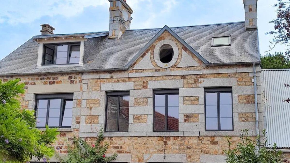 Dragey-Ronthon Cottage | Spacious 6BR Home with Garden, Walk to Beach, Perfect for Families