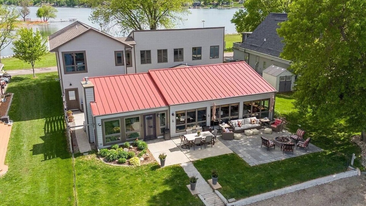Wentworth House | Spacious 6BR Lakefront Cabin - Beach Access & Stunning Views on Lake Madison