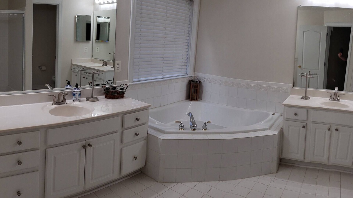Severn House | Spacious 6BR Retreat in Fabulous Severn, Fitness Room, AC & Fast WiFi!