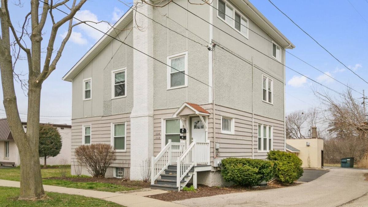 Libertyville House | Spacious 7 bed W/3 living areas Near Naval Base!