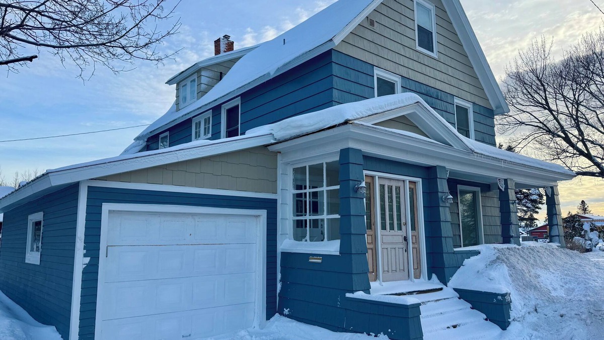 Laurium House | Spacious 7-bedroom house with WiFi, Garage, Sauna, and AC in amazing Calumet