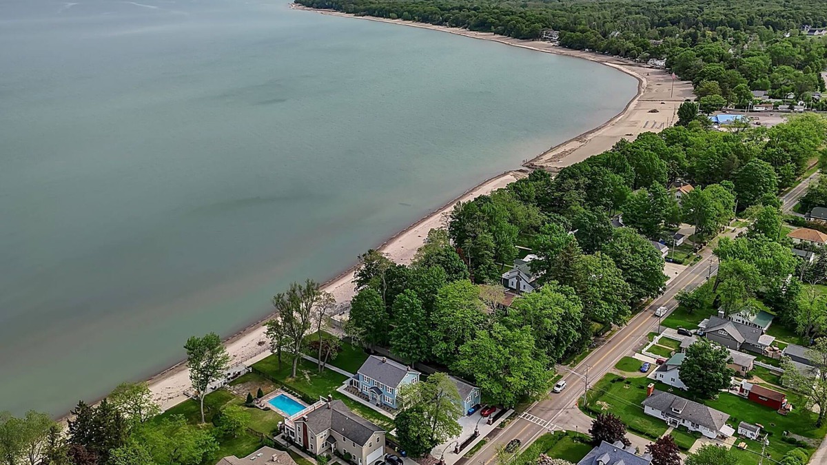 Lake Erie Beach House | Spacious 7-bedroom house in marvelous Angola on the Lake with AC