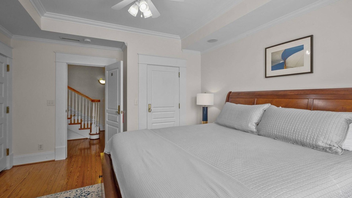 Roper House | Spacious 7-bedroom house Near Mackey's Marina and the Albemarle Sound.