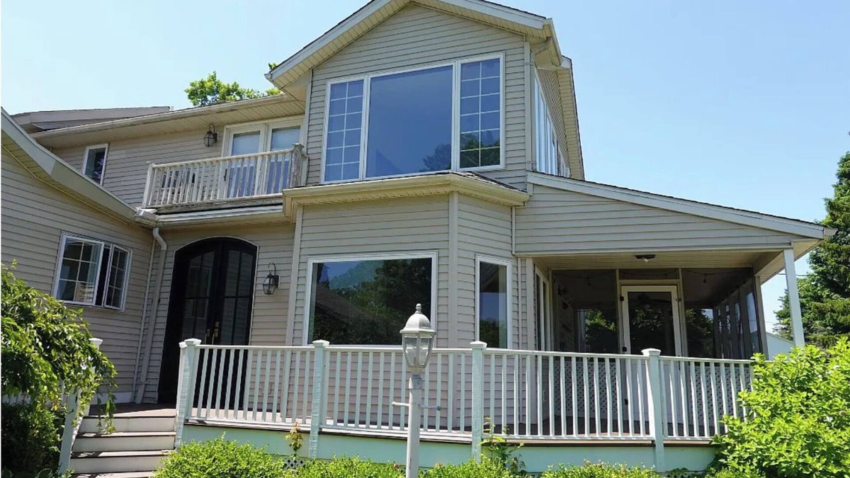 Vestal House | Spacious 7-bedroom House in Vestal