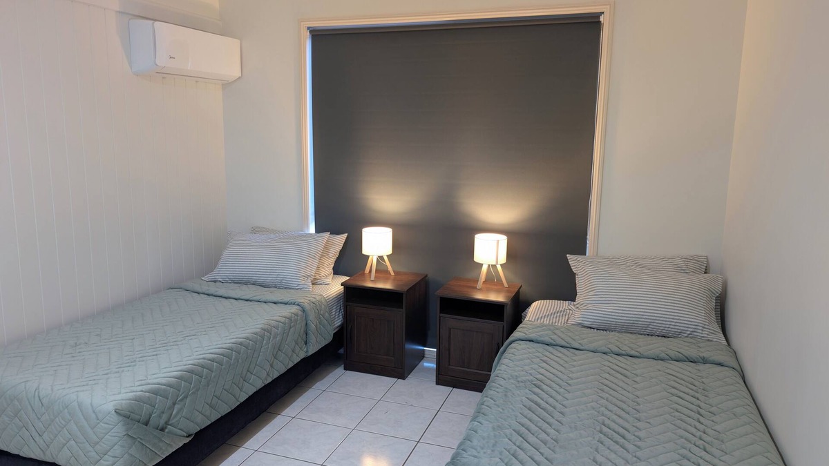 Parkwood House | Spacious 7-Bedroom Retreat with Private Pool and near Theme Parks & Beaches