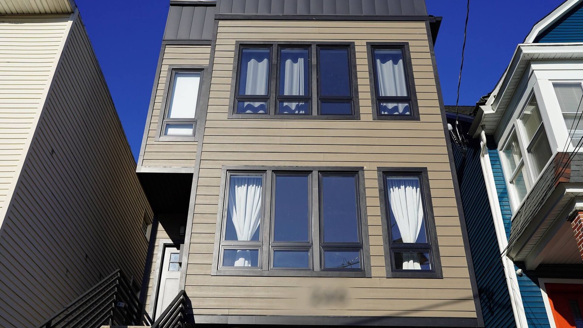 West Side House | Spacious 7-bedroom house in Jersey City
