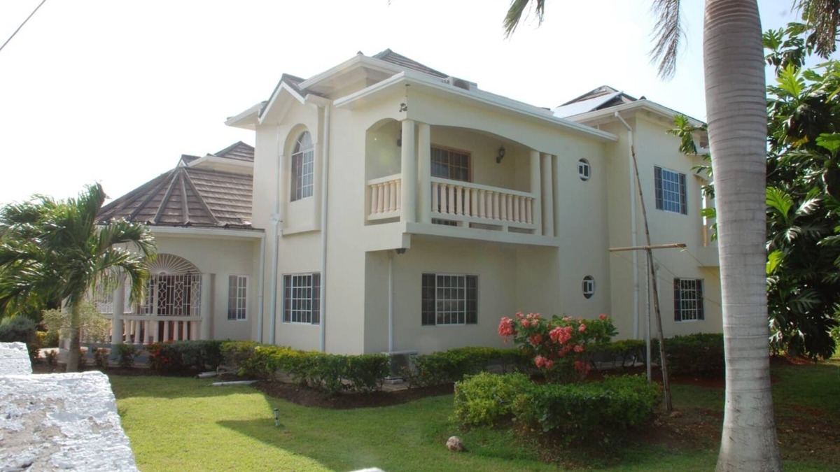 Lucea Villa | Spacious 7-bedroom villa with WiFi and AC in charming Hanover.
