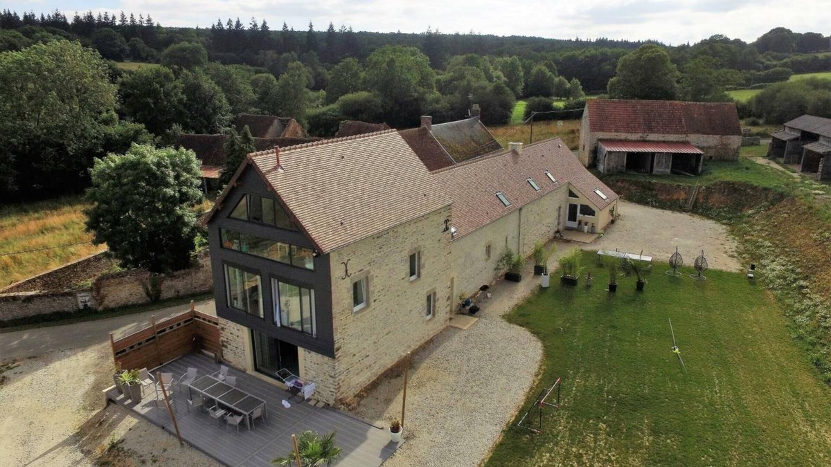 Le Cercueil Cottage | "Spacious 7-Hectare Country Home with Lake View, Terrace, and Modern Amenities"