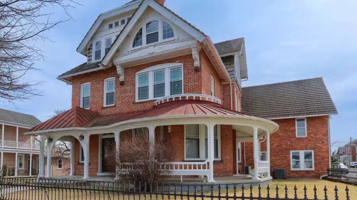 Fredericksburg House | Spacious 7BR Victorian with Hot Tub and Firepit in Fredericksburg, PA