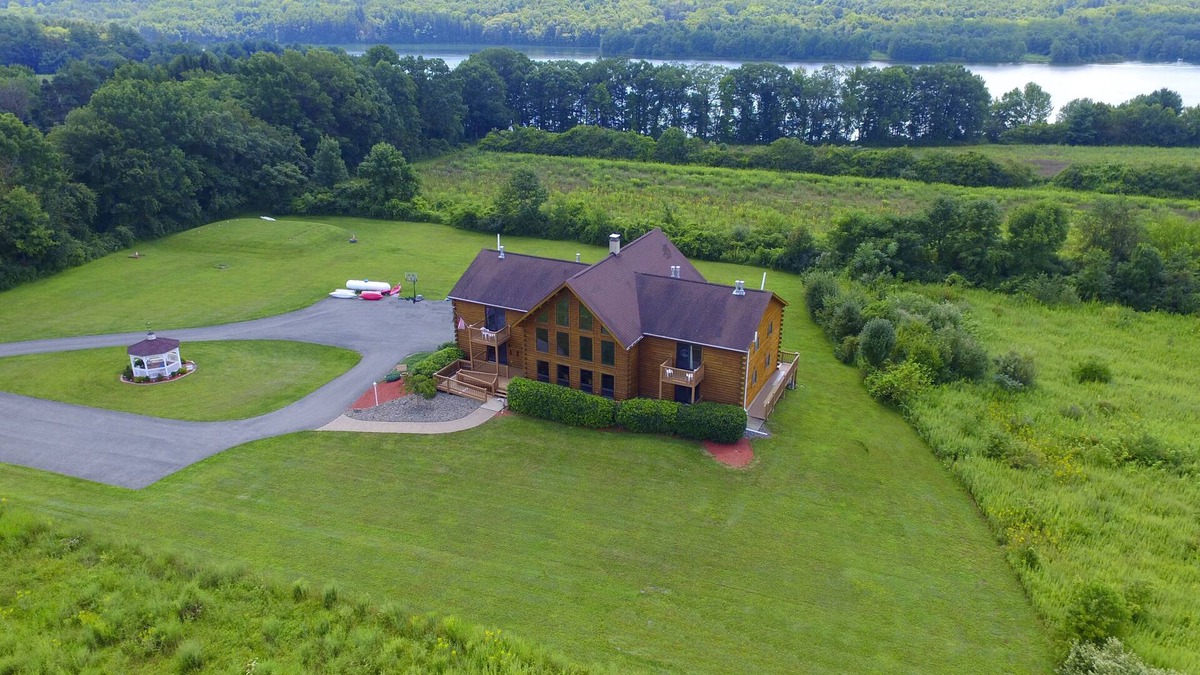 Aquashicola Cabin | Spacious 8BD/7BA bed&breakfast on Beltzville Lake in Southern Poconos