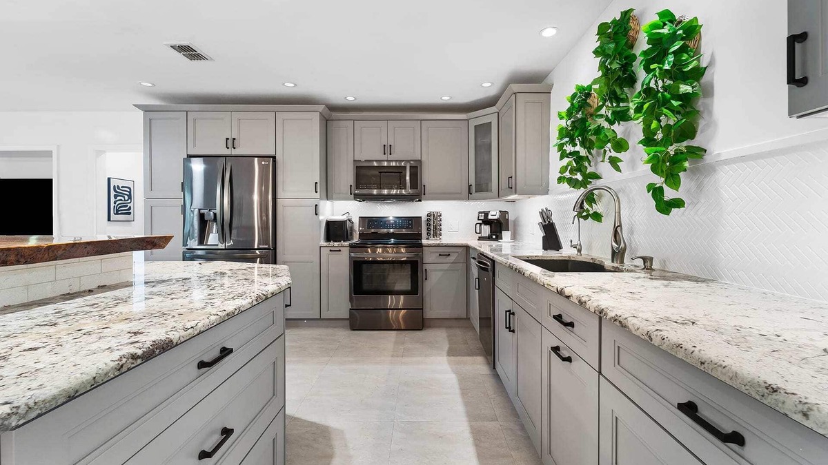 Davie Cottage | Spacious 8BR w/Guesthouse + Pool & Tons of Games