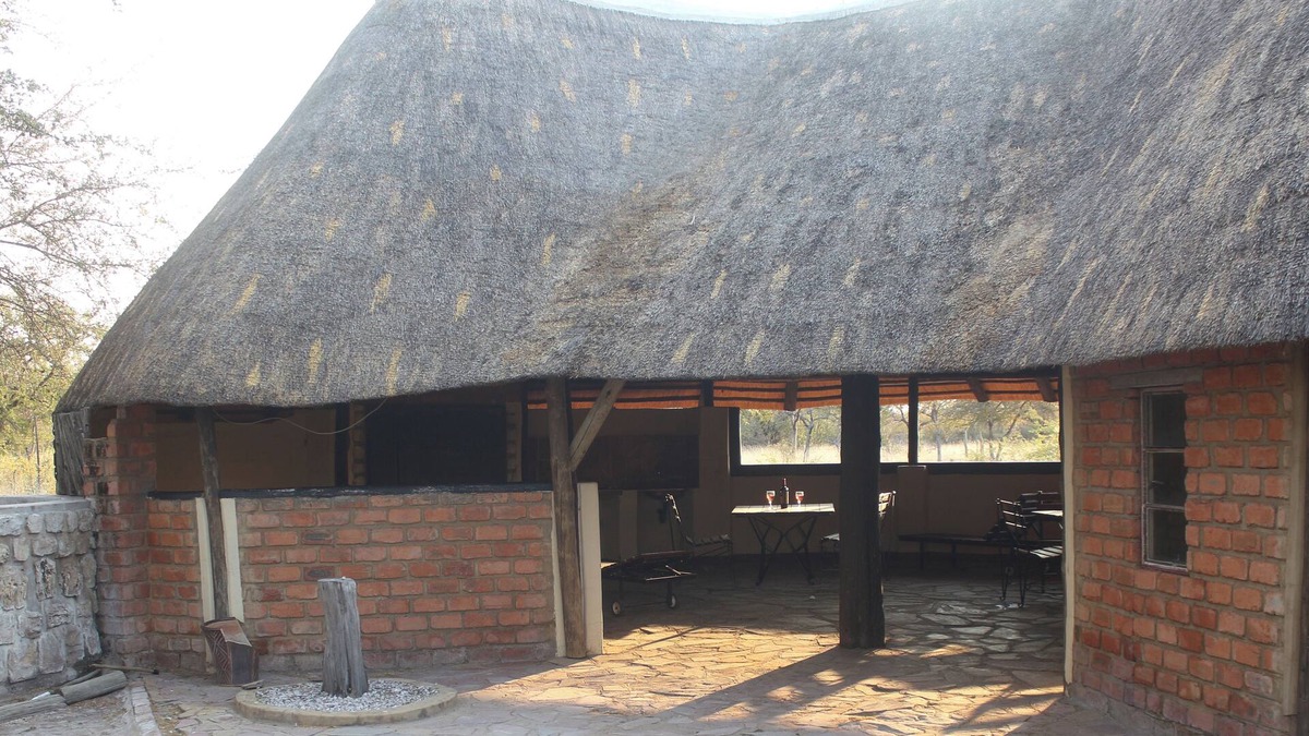 Etosha House | Spacious 9-bedroom building in wonderful Otavi with AC